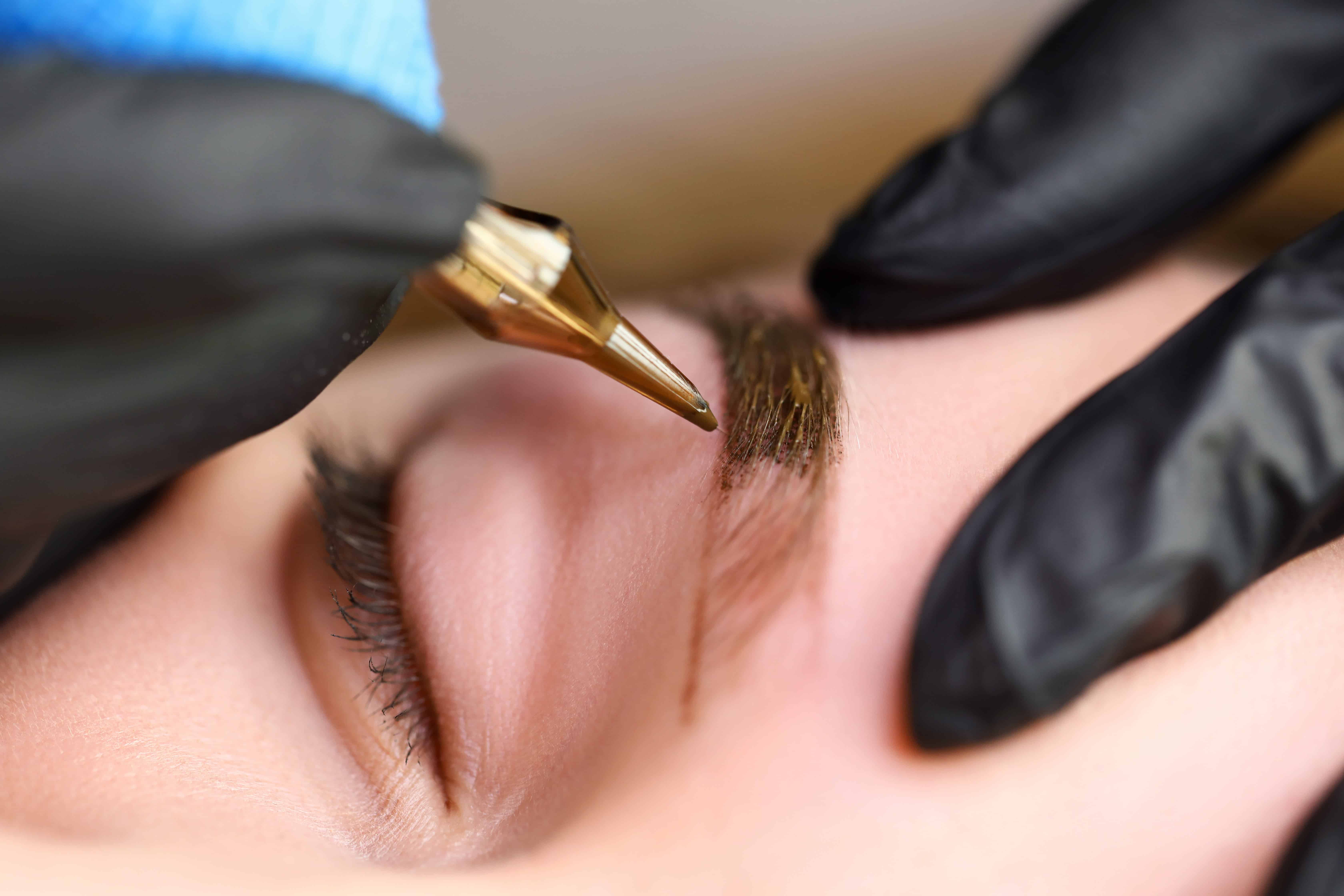 Beauty masters hands do permanent eyebrow makeup