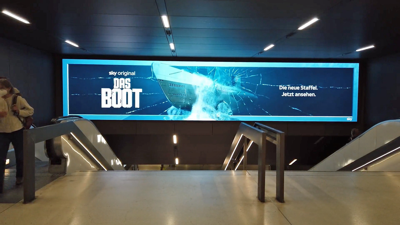 Werbeposter in U-Bahn, zeigt U-Boot und Schriftzug "Das Boot", in blauem Licht.