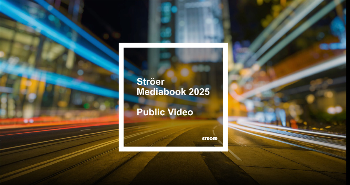 Verwischte Stadtlichter bei Nacht, weißer Text „Ströer Mediabook 2025 Public Video“ in der Mitte.